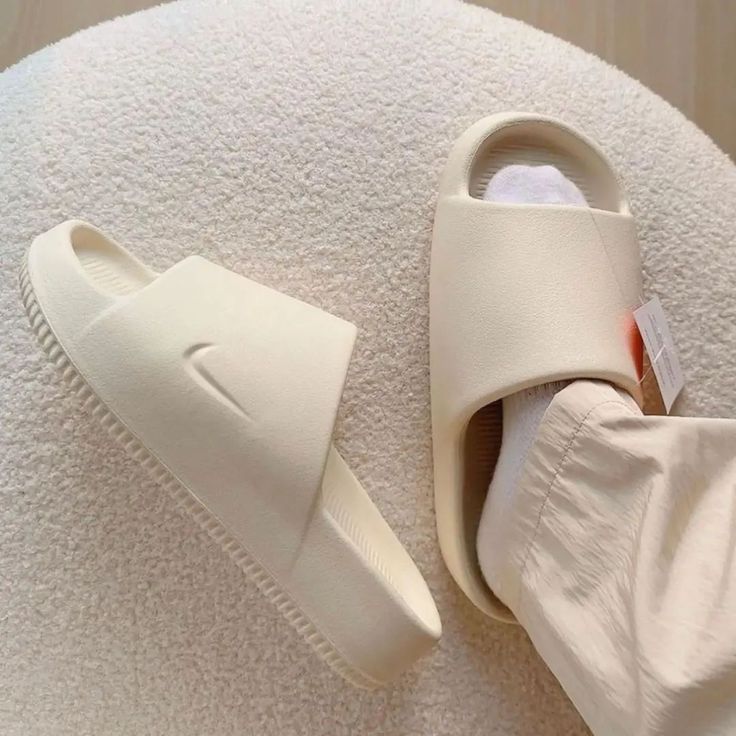 NIKE SLIDES